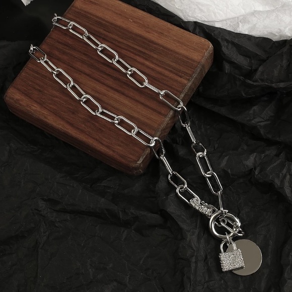 🌟 Platinum Plated Rhinestone Lock Necklace - Picture 3 of 5